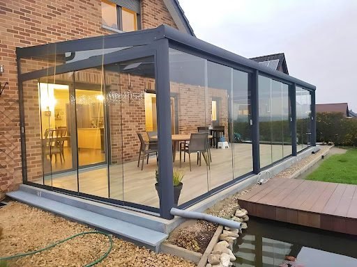 Moderne Aluminium Terrassenüberdachung mit Glasschiebewand, selbst aufgebaut mit Baugarantie