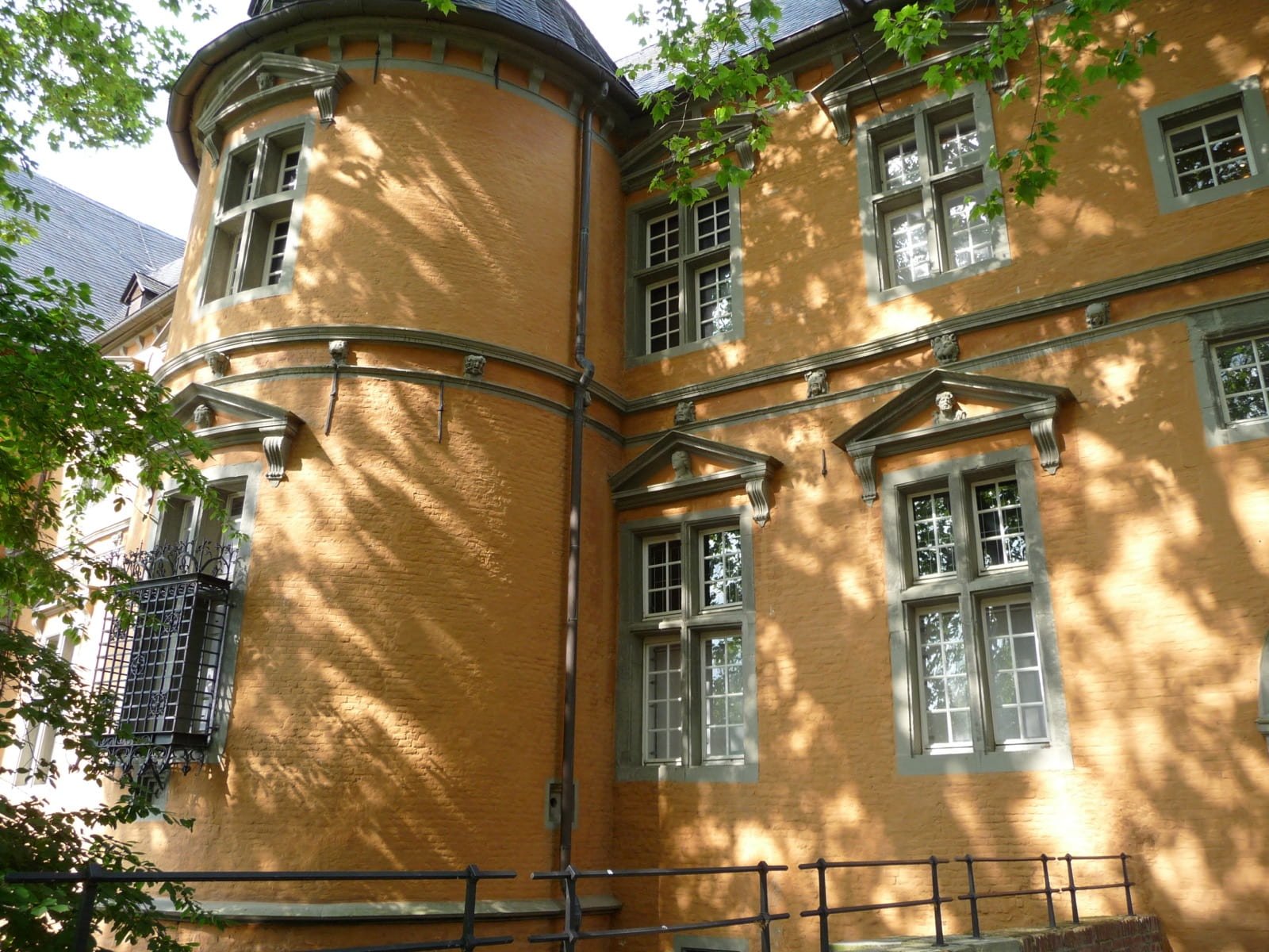 Schloss Rheydt in Mönchengladbach – Renaissance-Wasserschloss im Stadtteil Rheydt