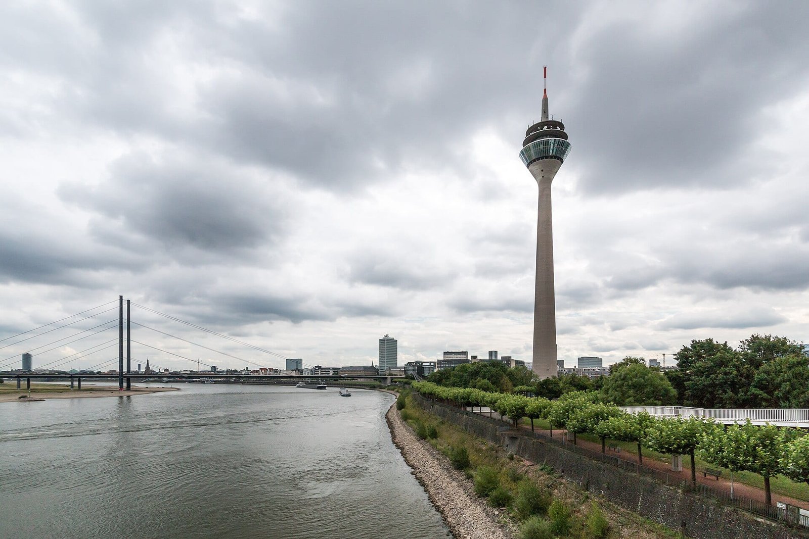 Düsseldorf Rheinturm – Wahrzeichen am Medienhafen, Liefergebiet Garten Vista
